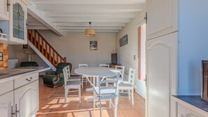 Dining - Spacious 3-BR House, Sleeps 7, Near Beach & Town, Large Yard, BBQ, Pet-Friendly (Biscarrosse Plage)