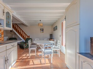 Dining - Spacious 3-BR House, Sleeps 7, Near Beach & Town, Large Yard, BBQ, Pet-Friendly (Biscarrosse Plage)