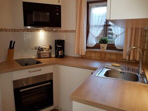 Fridge, microwave, oven, stovetop - Apartment Gipfelstürmer 53sqm, balcony, kitchen, 1 bedroom, 1 living room, max. 2 p. (Ruhpolding)