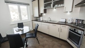 Appartement | Privékeuken | Een koffiezetapparaat/waterkoker, een koelkast, een magnetron, een oven