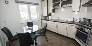 Apartamento | Cozinha privada | Geladeira, micro-ondas, fogão, cooktop