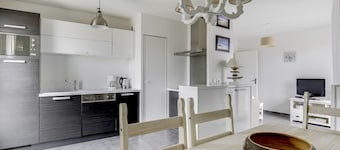 Biscarrosse Beach: Modern 2-BR Apt, Near Center, Walk to Ocean, Parking, Terrace