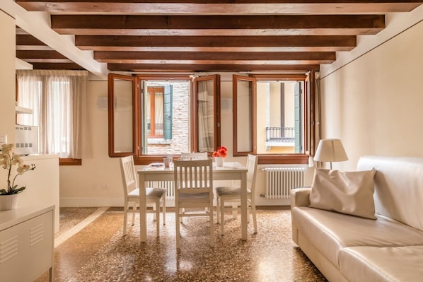 Lägenhet - 1 sovrum | Vardagsrum | 21-tums platt-tv med digitalkanaler och tv