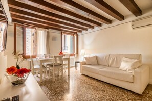 Appartement, 1 chambre | Salle de séjour