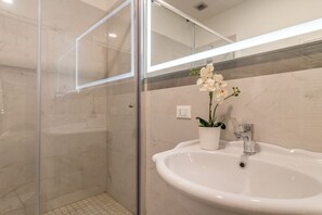 Shower, bidet, towels, shampoo - Palazzo Da Ponte (Venice)