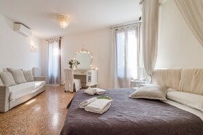 WiFi (free), bed sheets - Palazzo Da Ponte (Venice)