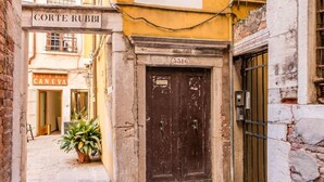 Property entrance - Palazzo Da Ponte (Venice)