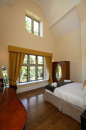 Deluxe Double Room | Individually decorated, individually furnished, desk, laptop workspace - Old Down Manor Hotel (Bristol)