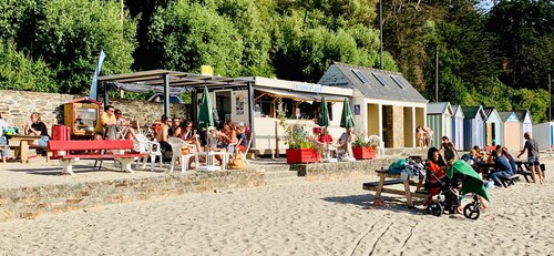 RARE : Waterfront garden cocoon