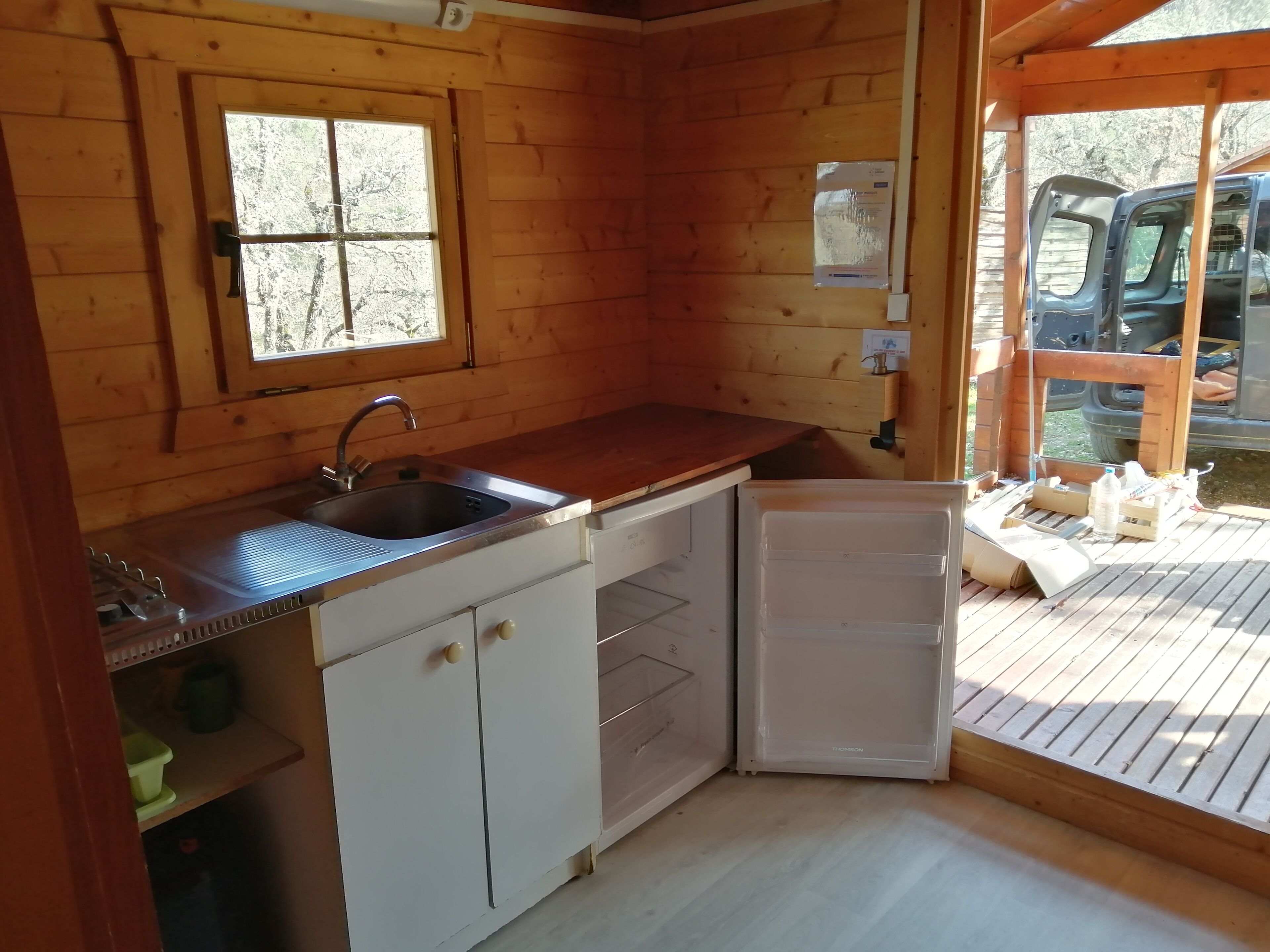 Fridge, oven, stovetop, coffee/tea maker