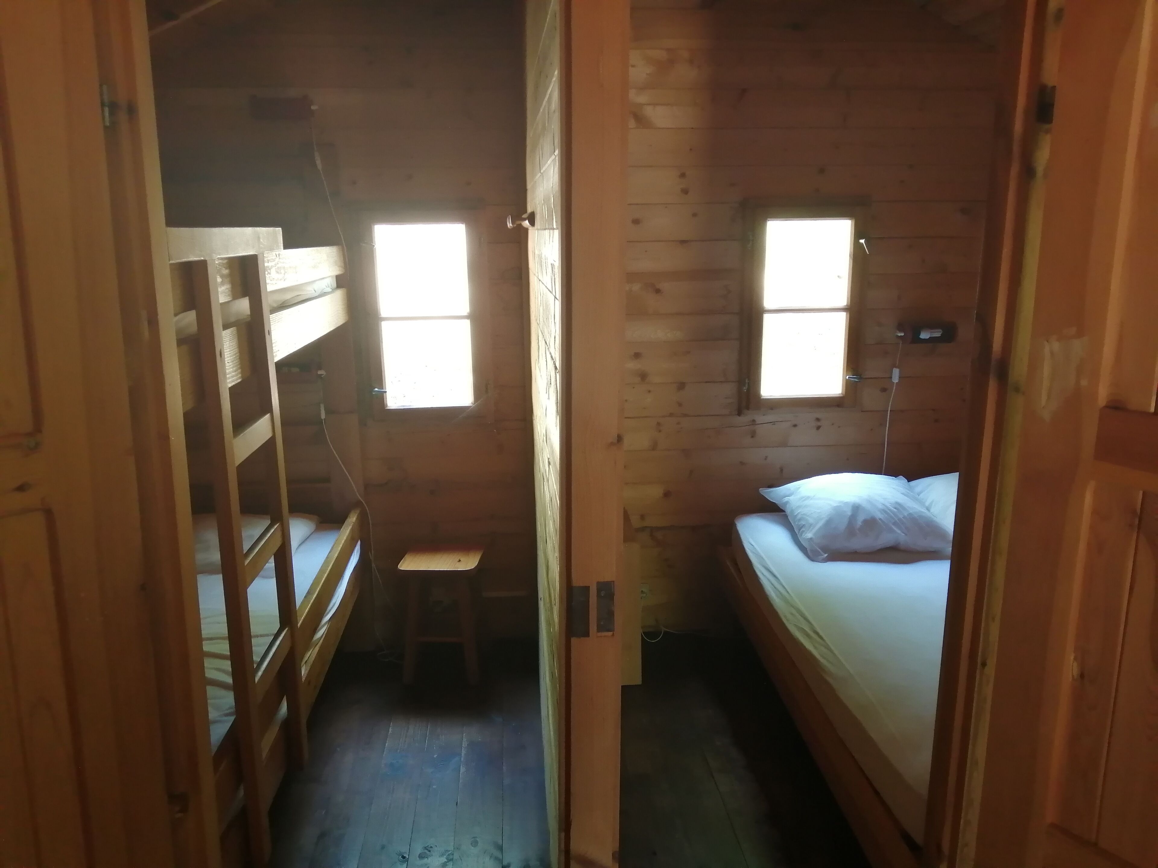 2 bedrooms, travel crib, free WiFi