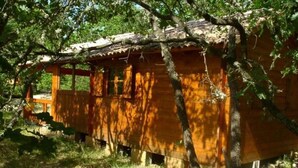 A wooden cabin with a sloped roof, surrounded by trees. - Chalet Aiguebelle  (Simiane-la-Rotonde)