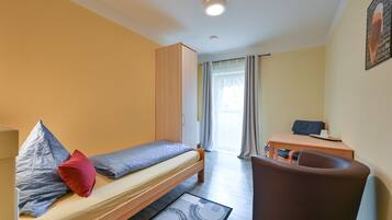 Single Room, Shared Bathroom | Desk, blackout curtains, soundproofing, cots/infant beds