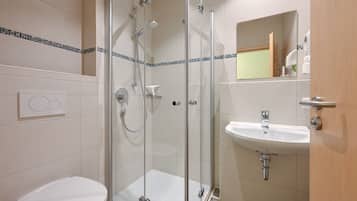 Double Room, Private Bathroom | Bilik Mandi | Pancuran mandi, tuala disediakan, sabun, tisu tandas