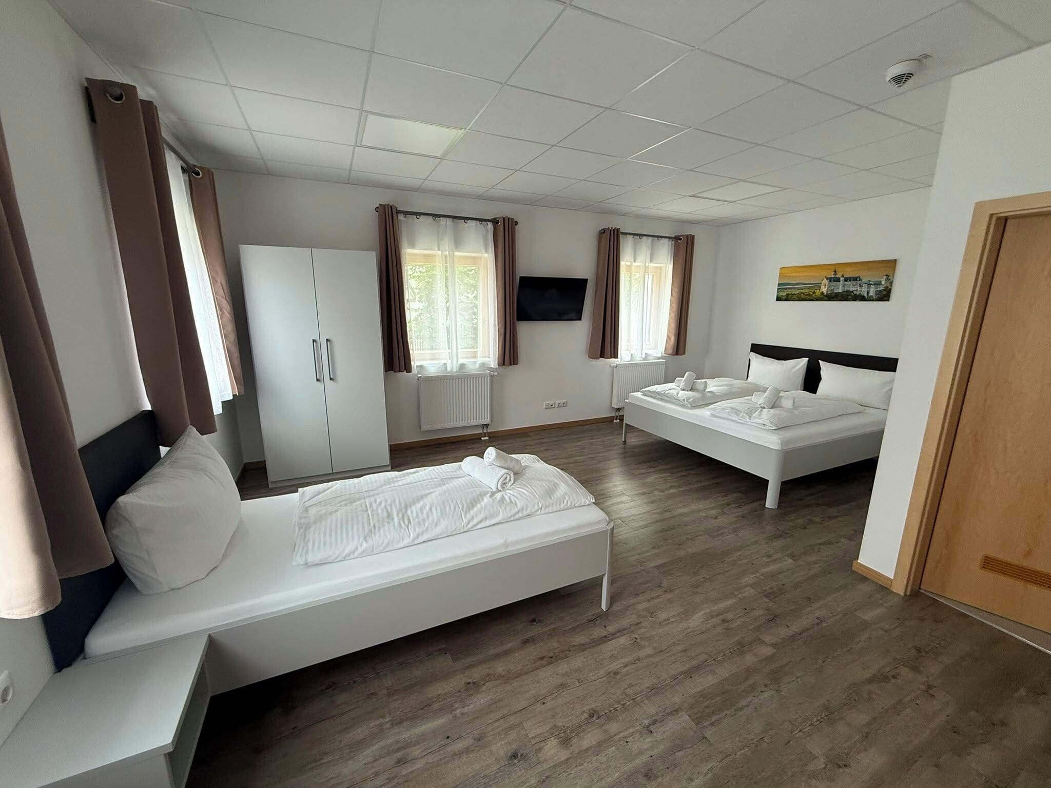 Vierbettzimmer, mit Bad | Schreibtisch, Verdunkelungsvorhänge, schallisolierte Zimmer