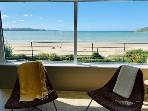 RARE: 180 ° full sea view overlooking the beach