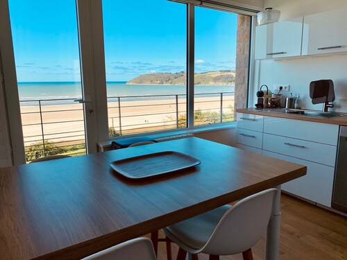 RARE: 180° full sea view overlooking the beach