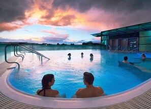 A hot tub with a view of the sunset and a pool area. - Chic City Centre Georgian Maisonette (Bath)
