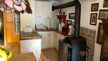 Kühlschrank, Ofen, Herdplatte, Wasserkocher mit Kaffee-/Teezubehör