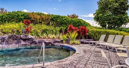 Top level home w/ golf course view, shared pool, hot tub, & open-air gym