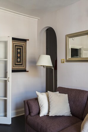 Apartment (1 Bedroom) | Ruang tamu | TV