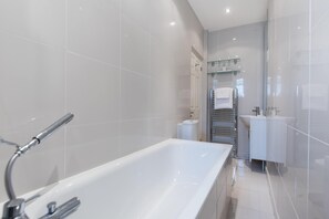 Apartment (1 Bedroom) | Bilik Mandi | Tab mandi dan pancuran berasingan, tuala disediakan