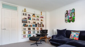 Unclassified image, 3 of 26, button - Bletsoe Walk (London)