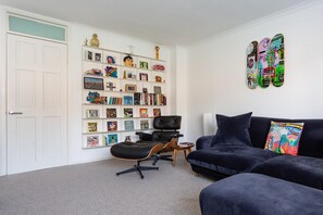 Apartment (2 Bedrooms) | Wohnzimmer | Fernseher