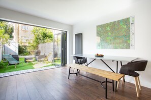 Apartment (2 Bedrooms) | Essbereich im Zimmer