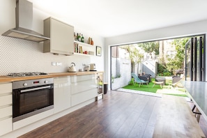 Huoneisto (2 Bedrooms) | Yksityinen keittiö | Uuni, liesi, espressokone, vedenkeitin
