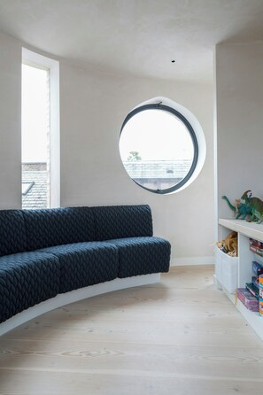 아파트 (5 Bedrooms) | 거실 | TV, 비디오 게임기