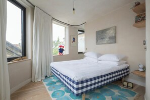 아파트 (5 Bedrooms) | 5 개의 침실, 각각 다른 스타일의 인테리어, 각각 다르게 가구 비치, 노트북 작업 공간