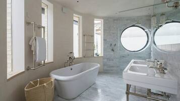 Apartment (5 Bedrooms) | Bathroom | Separate tub and shower, hair dryer, towels
