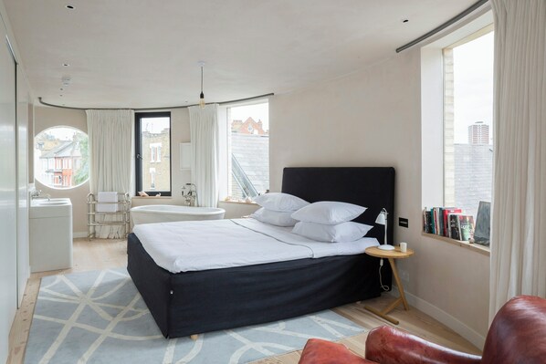 Apartment (5 Bedrooms) | 5 bedrooms, individually decorated, individually furnished - Blythe Road by Onefinestay (London)