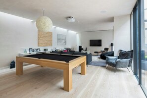 Apartment (5 Bedrooms) | 5 bedrooms, individually decorated, individually furnished - Blythe Road by Onefinestay (London)