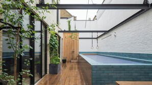 Kolam renang indoor dan kolam renang outdoor