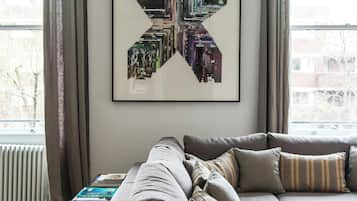 Apartment (2 Bedrooms) | Living area | TV, fireplace, books