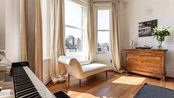 Lejlighed (4 Bedrooms) | 4 soveværelser, individuelt design, individuel indretning, skrivebord