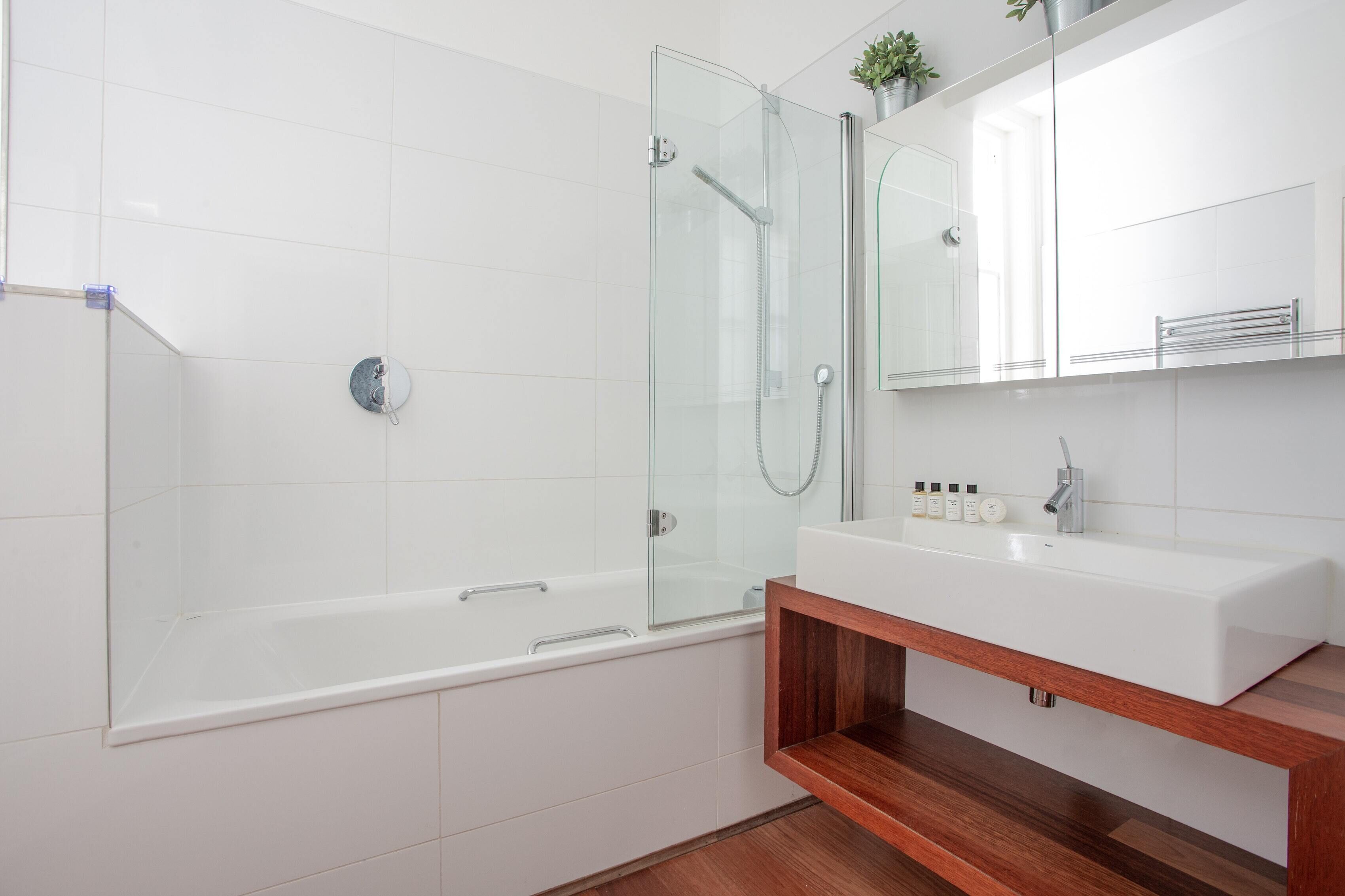 Apartment (4 Bedrooms) | Bathroom | Separate tub and shower, hair dryer, towels