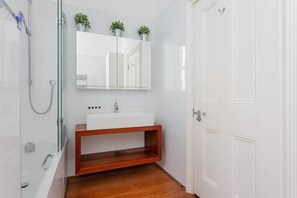 Apartment (4 Bedrooms) | Bathroom | Separate tub and shower, hair dryer, towels