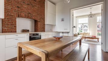 Apartment (4 Bedrooms) | Private kitchen | Oven, stovetop, espresso maker, electric kettle