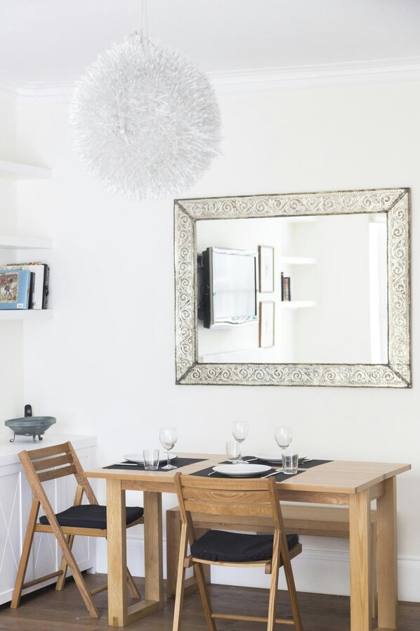 Apartment (2 Bedrooms) | Essbereich im Zimmer