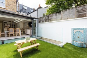 Apartment (4 Bedrooms) | Balcony - Rigault Road by Onefinestay (London)