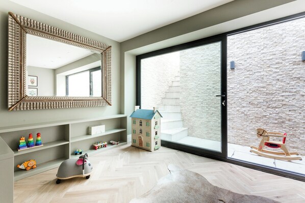 Apartment (4 Bedrooms) | 4 bedrooms, individually decorated, individually furnished - Rigault Road by Onefinestay (London)