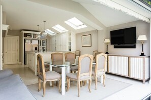 Dining - Rigault Road by Onefinestay (London)