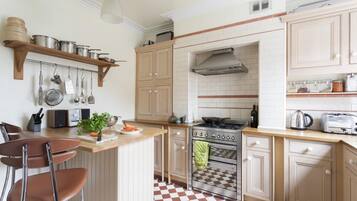 Apartment (2 Bedrooms) | Private kitchen | Fridge, oven, stovetop, dishwasher