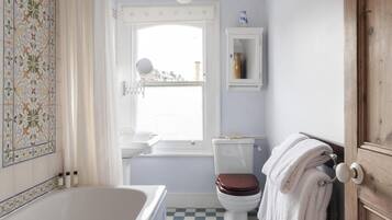 Apartment (2 Bedrooms) | 2 bedrooms, individually decorated, individually furnished, desk