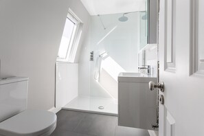 Appartement (4 Bedrooms) | Salle de bain | Baignoire et douche séparées, sÚche-cheveux, serviettes fournies