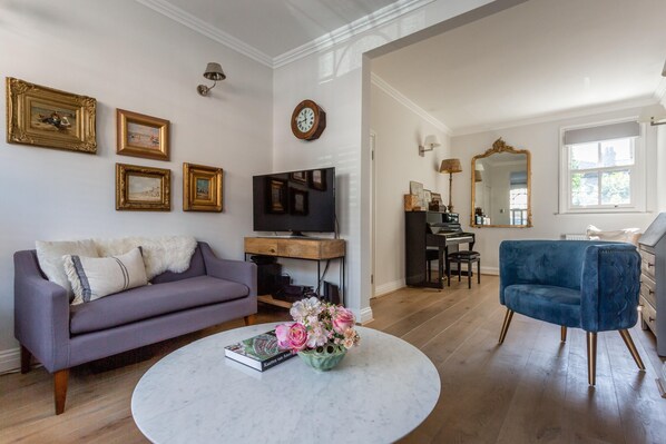 Appartement (4 Bedrooms) | Salle de séjour | Télévision