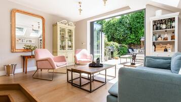Apartment (4 Bedrooms) | Living room